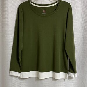 NWOT Isaac Mizrahi Forest Green Long Sleeve Top with White trim. Size M